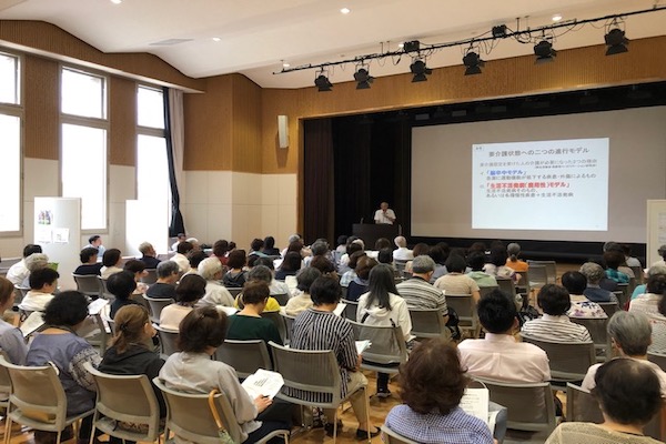 People sit in at a presentation in Japanese.