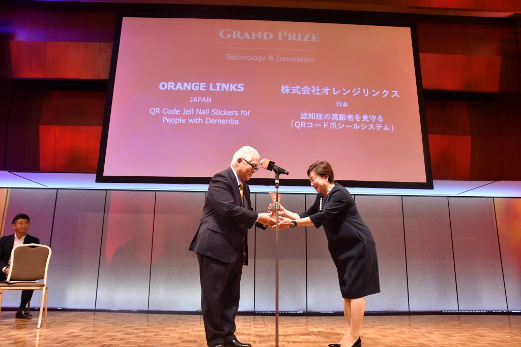 Ms. Yukiko Yoshida, President of ORANGE LINKS accepts the Grand Prize for Technology & Innovation