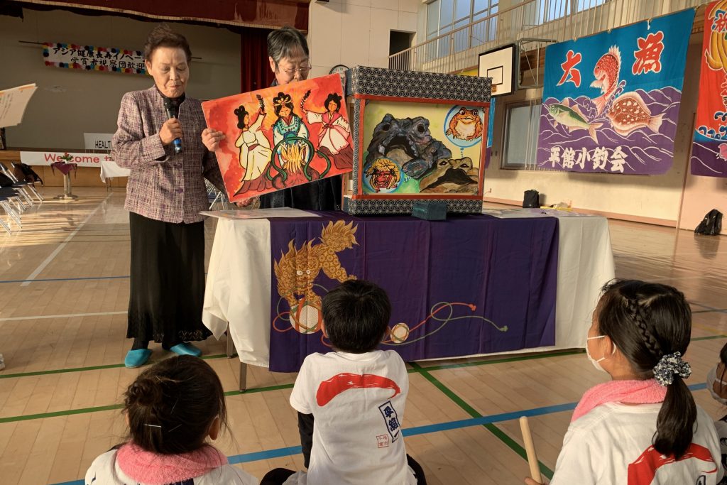 Paper theater—older residents share stories to pass down folk tales