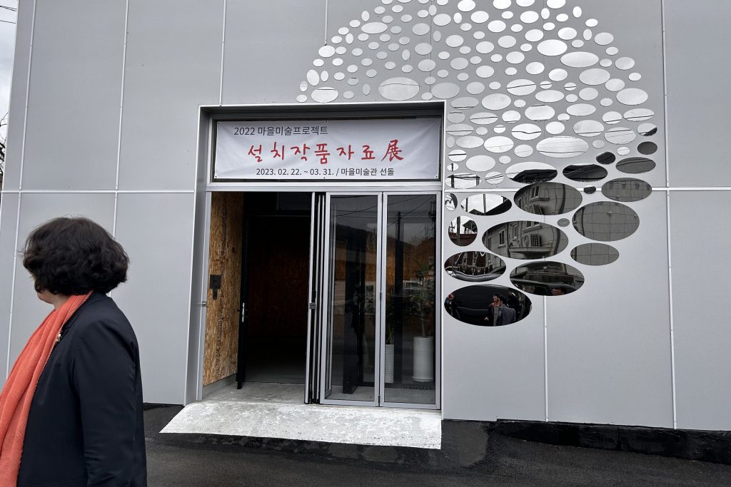 A warehouse converted into an exhibit space and literary salon to promote tourism