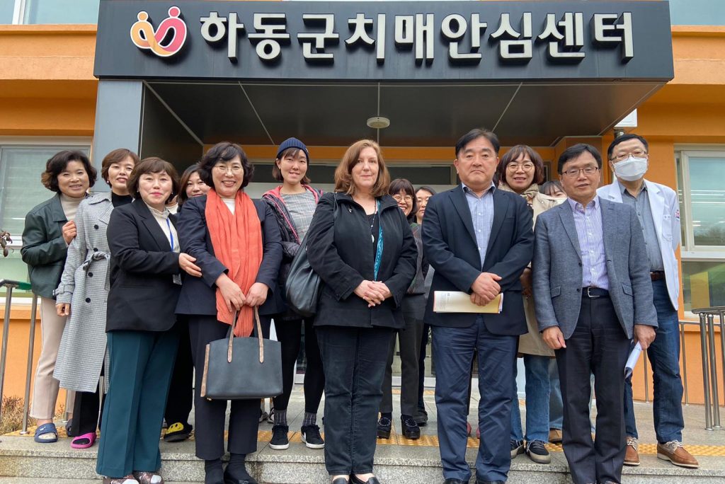 Lee Jong Mun (Director of the Dementia Care Center and the National Health Promotion Center) and his staff