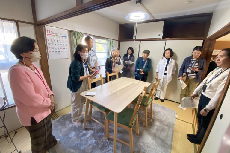 Learning about the consultation room for residents at Sasayama