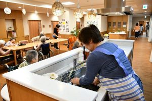Takarazuka Restaurant A woman washes dishes.